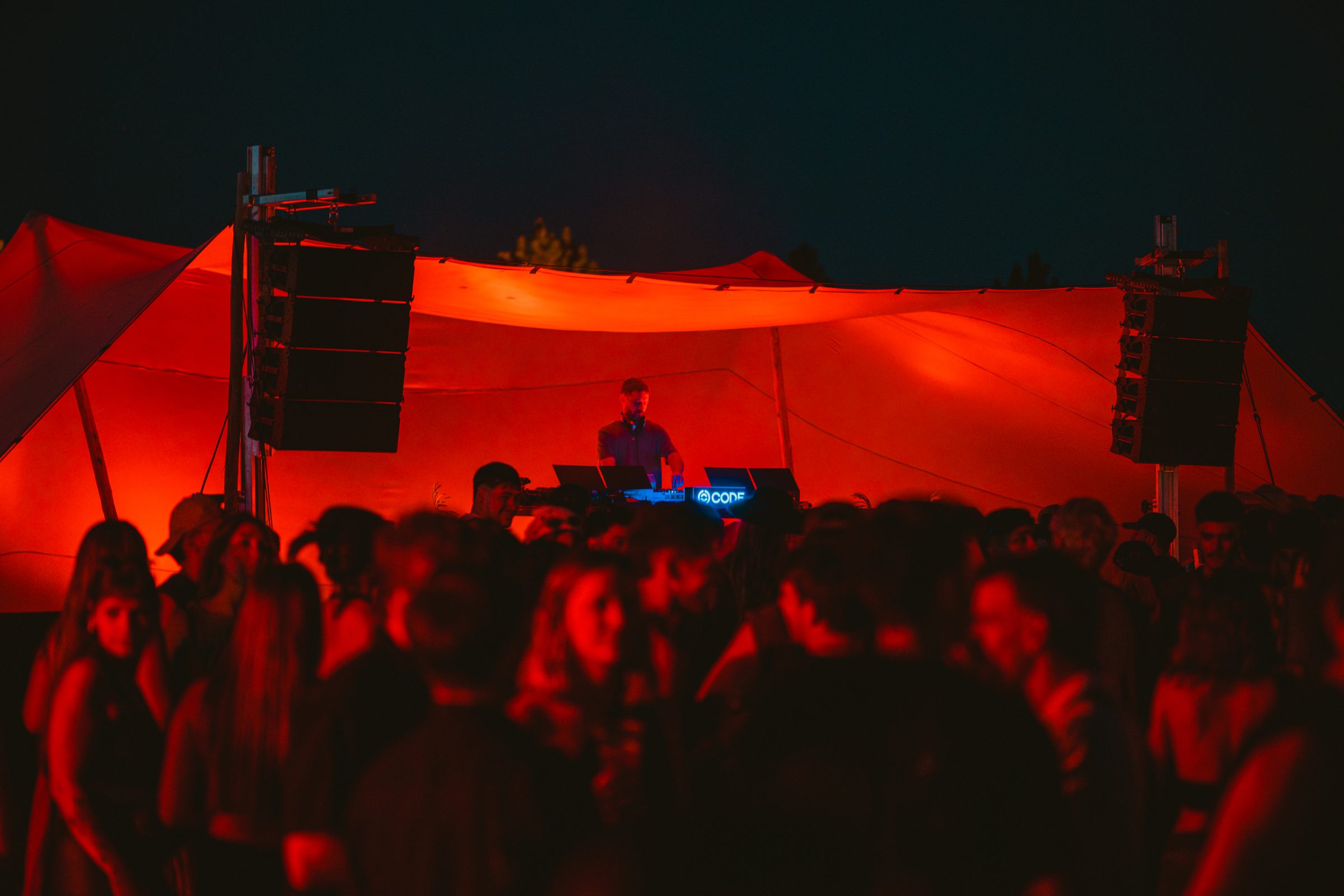 Nico Cassou en la cabina de CODE, con la pista llena bajo la carpa roja